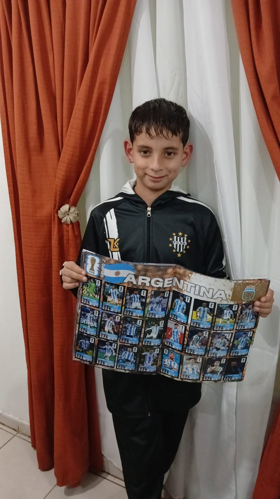Cliente MintStore con álbum Panini en Villa María
